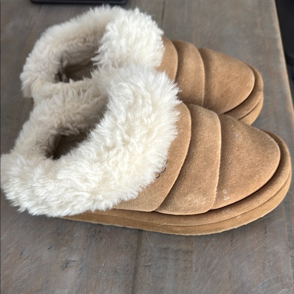 Cozy Tan UGG Slippers with Cream Fur Lining